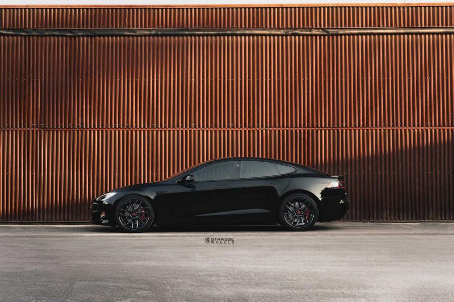  Tesla Model S P100D on Strasse Wheels 2018 года  (фото 6 из 17)